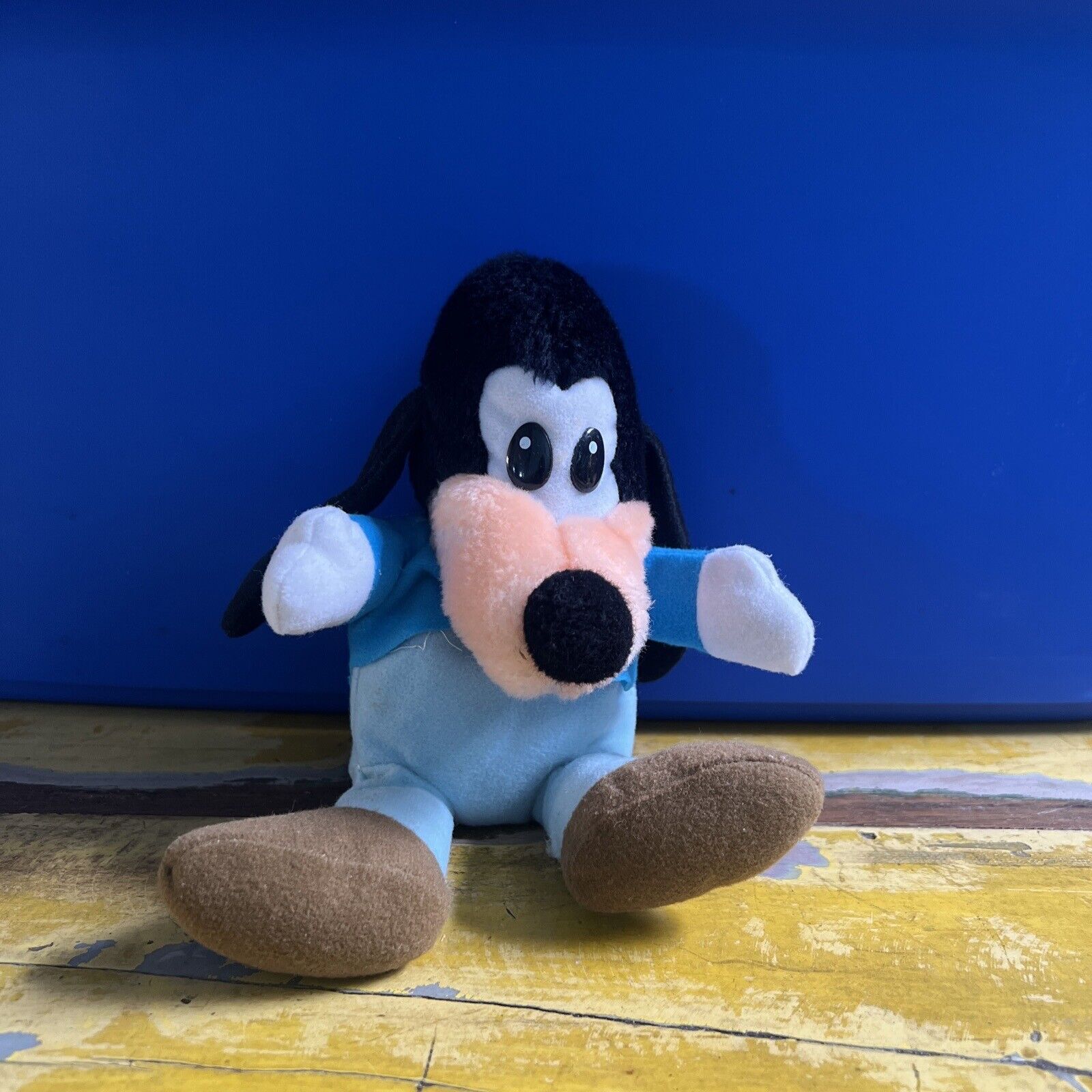 Walt Disney Mickeys Christmas Carol Goofy Char Plush Figure Size 4x7 Inches