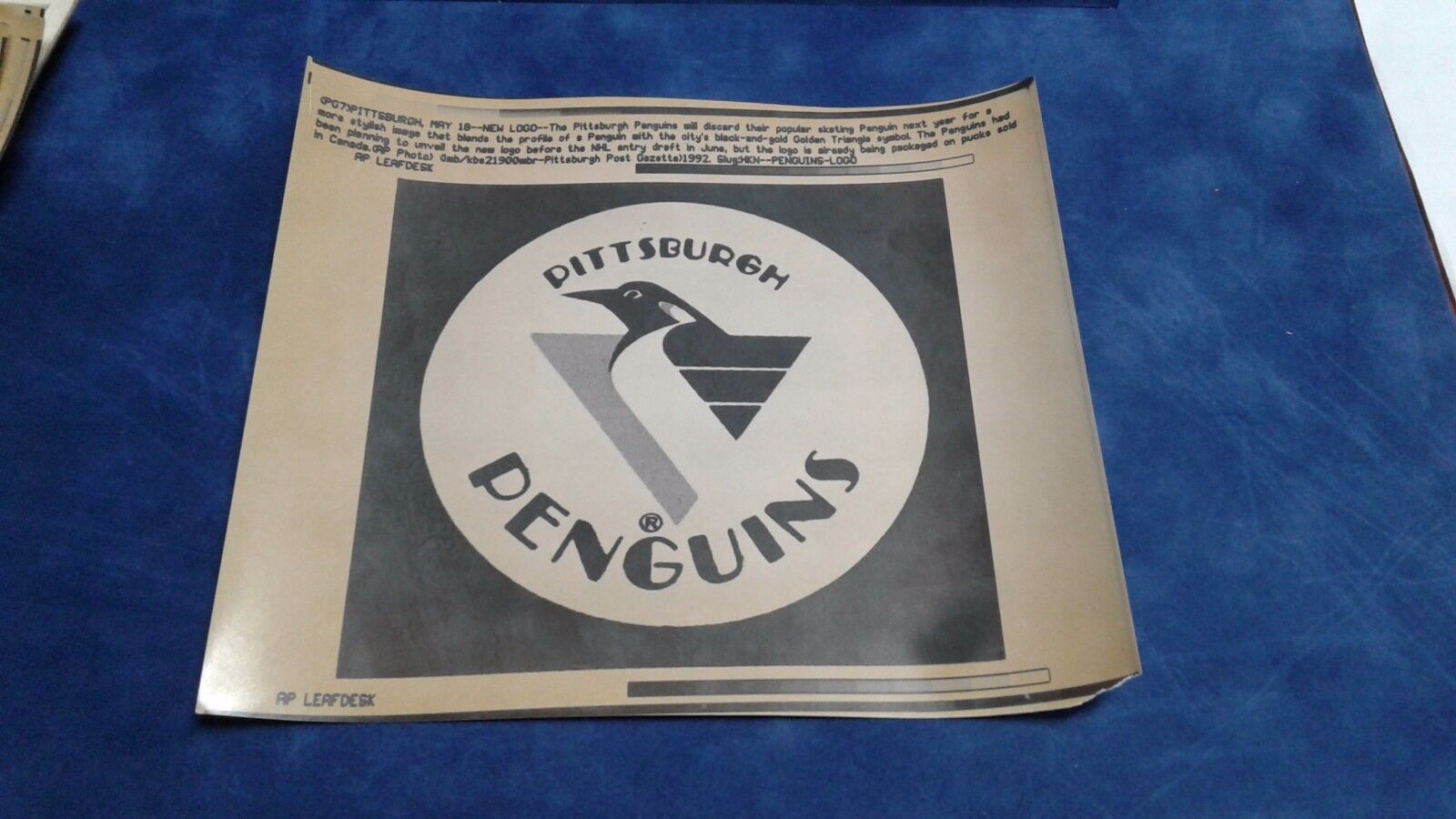 Pittsburgh Penguins Logo 7x81/2 AP Photo Leaf Desk