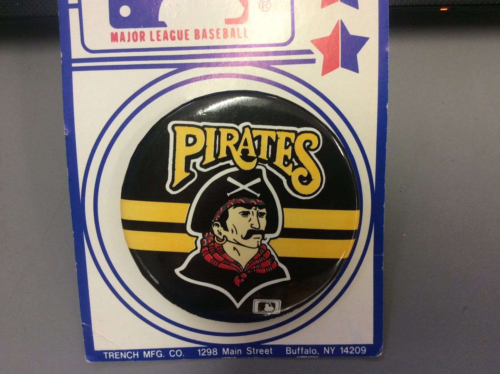 Pittsburgh Pirates 1988 Pin Bucco logo black pin trench p