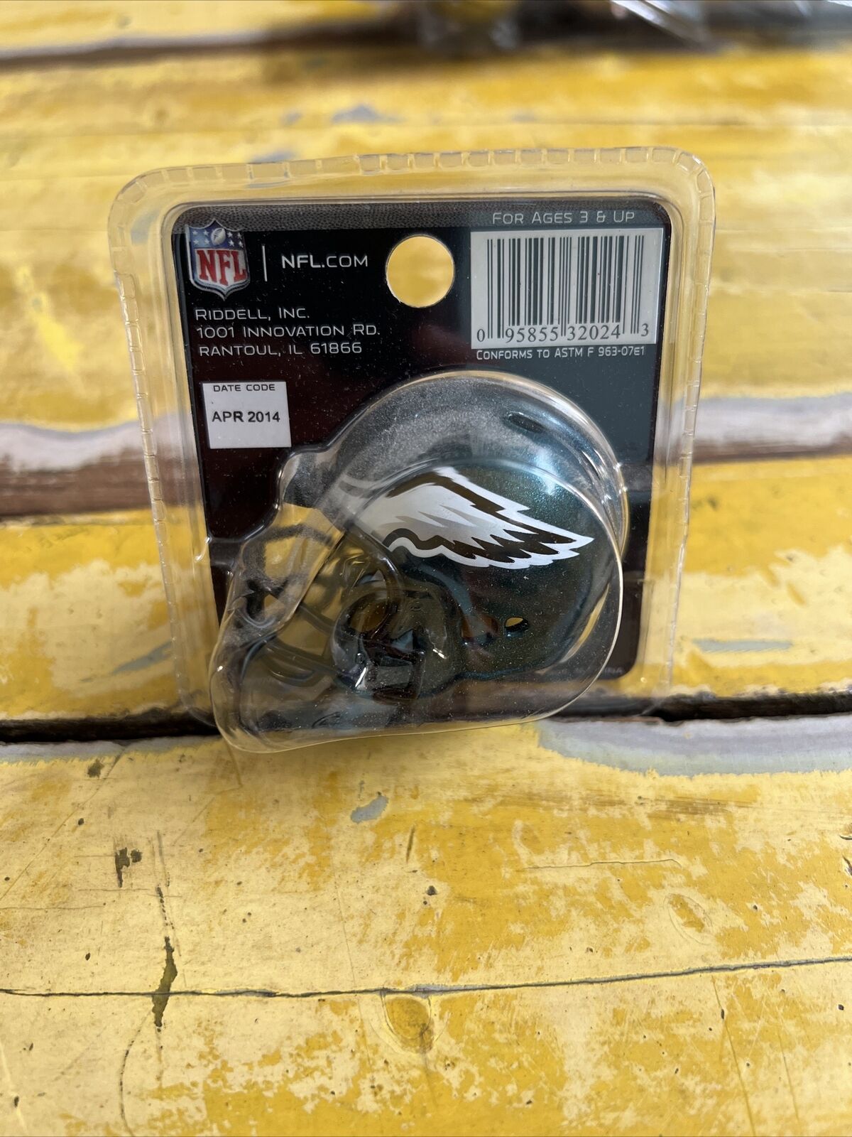 NFL Philadelphia Eagles Riddell Pocket Size Helmet New In Package Licensed 2014