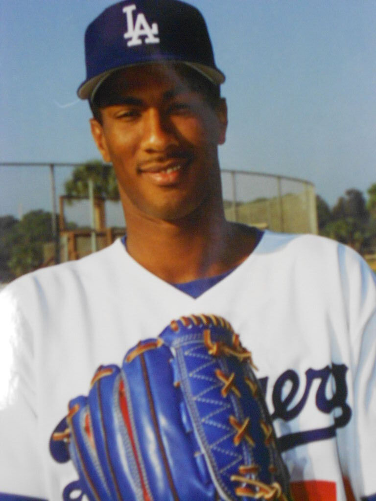 PEDRO ASTACIO LOS ANGELES DODGERS GLOVE IN FRONT 8x10 COLOR PHOTO