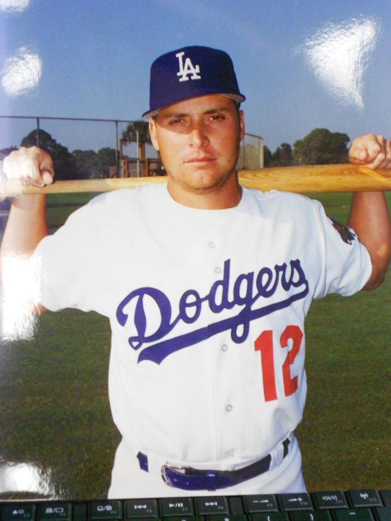 KARIM GARCIA LOS ANGELES DODGERS BAT ACROSS SHOULDERS 8x10 COLOR PHOTO