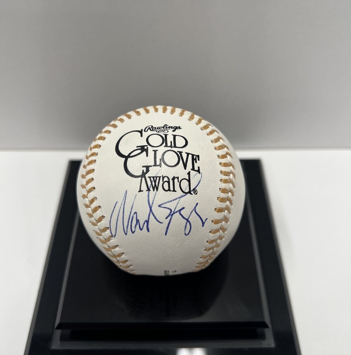 Wade Boggs Boston Red Sox Autographed Signed Golden Glove Baseball JSA #AQ57395