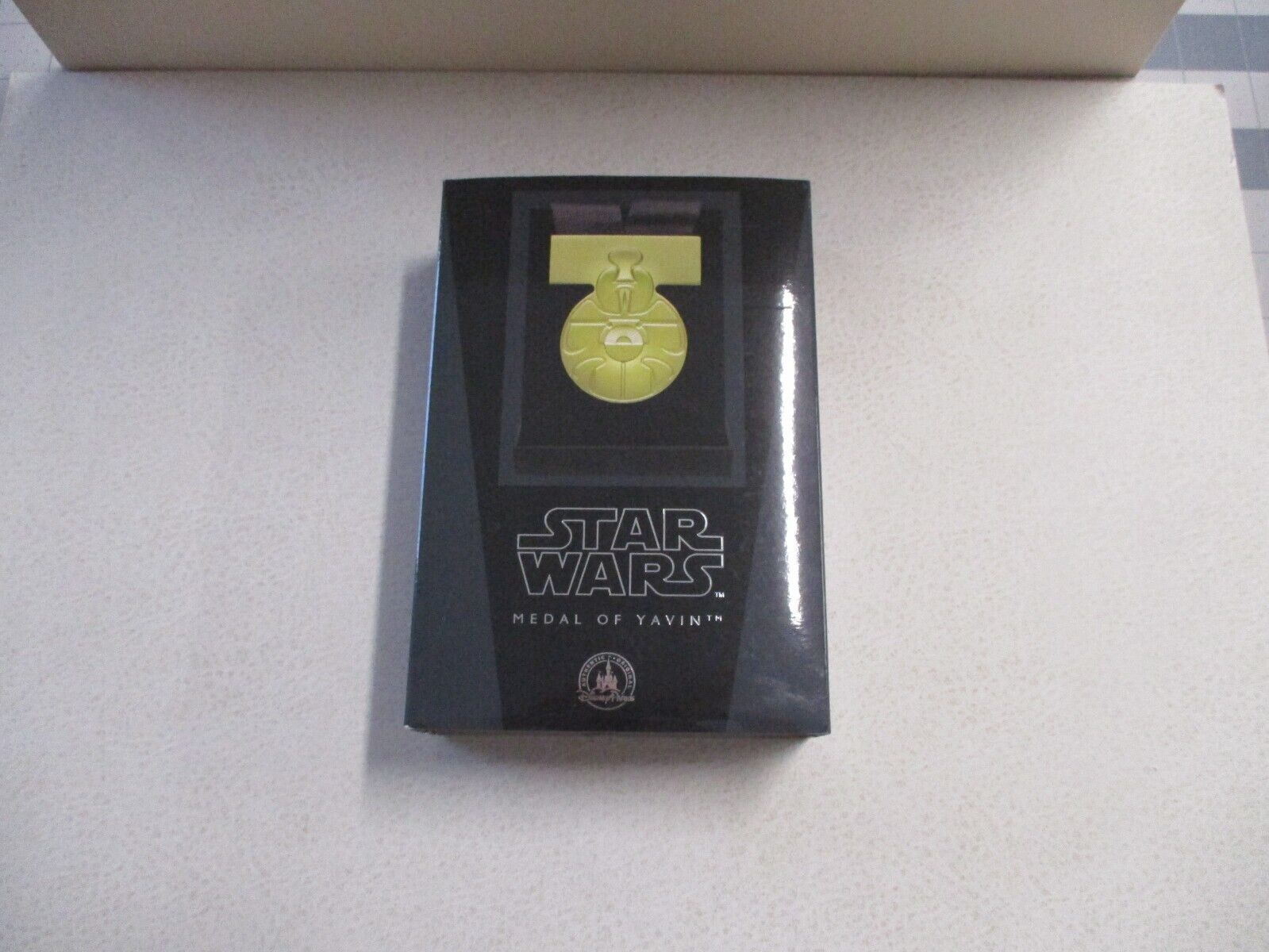 Star Wars Medal Of Yavin Disney Parks exclusive Original New In Box