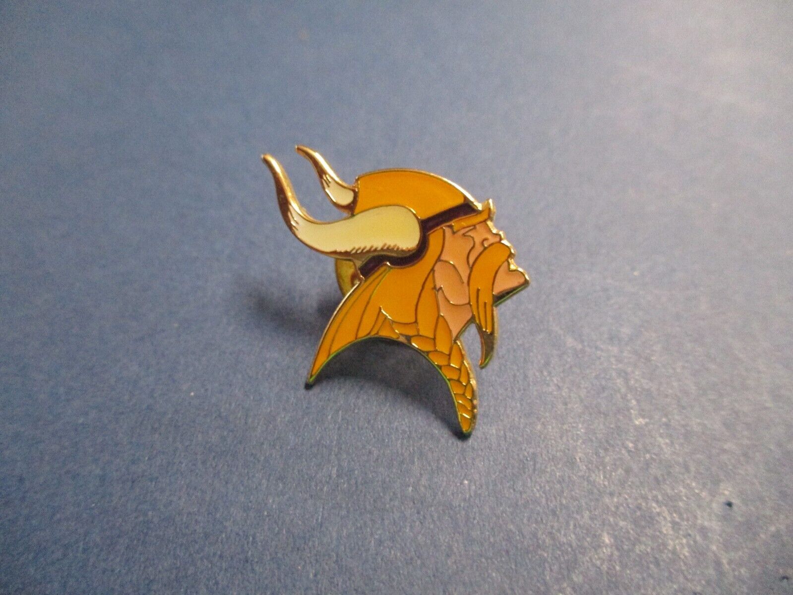 Minnesota Vikings 1997 NFL Sports Pin Approx. 1.5 x 1.5 Inches