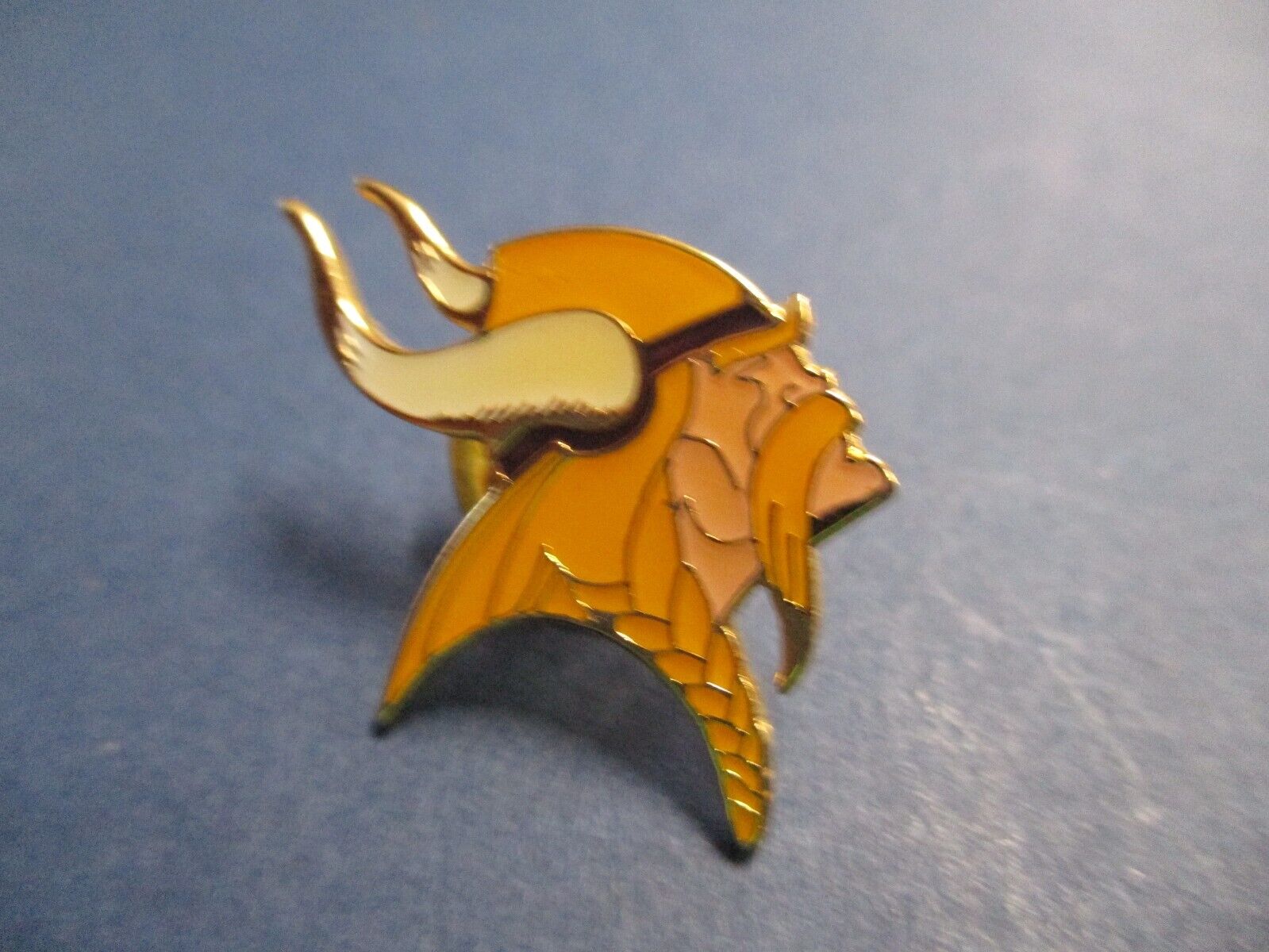 Minnesota Vikings 1997 NFL Sports Pin Approx. 1.5 x 1.5 Inches