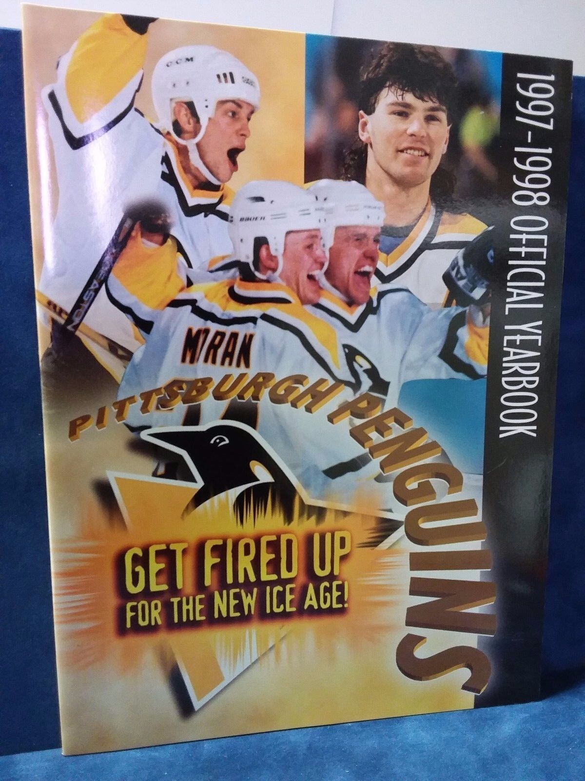 1997-98 PITTSBURGH PENGUINS OFFICIAL YEARBOOK (JAGR, FRANCIS & MORE!)