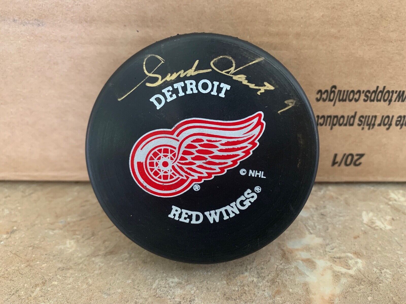Gordie Howe Autographed Hockey Puck NHL Red Wings PSA Certification AJ81494