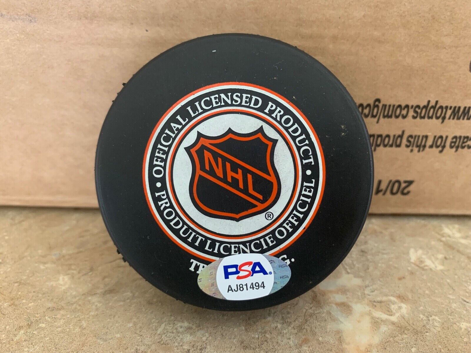 Gordie Howe Autographed Hockey Puck NHL Red Wings PSA Certification AJ81494