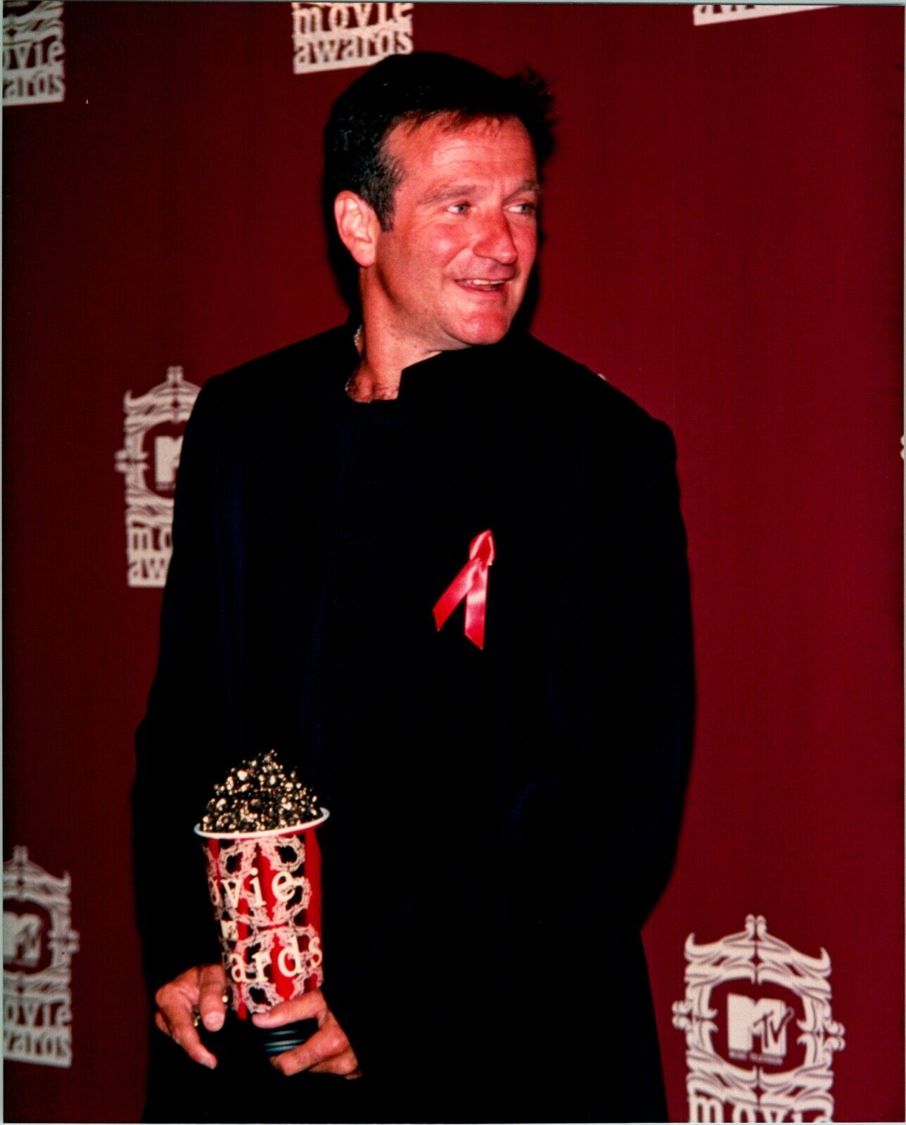 Robin Williams with MTV Movie Award Vintage Publicity 8x10 Color Photo A