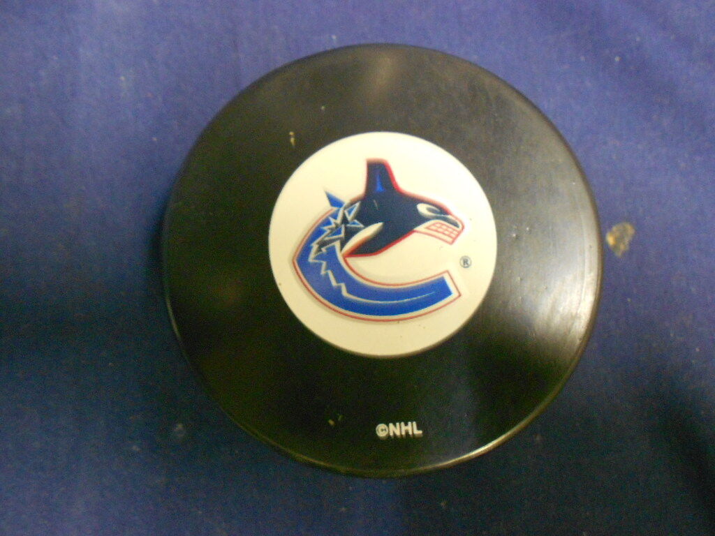 Vancouver Canucks Logo Hockey Puck in Glas Co